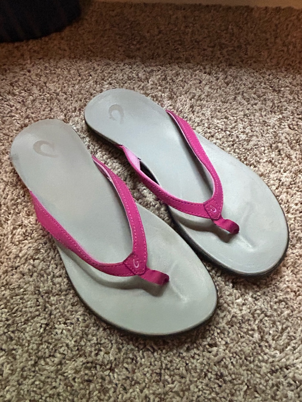OluKai Ho'opio Flip Flop - Light Gray w/Pink Straps - Womens Size US 12